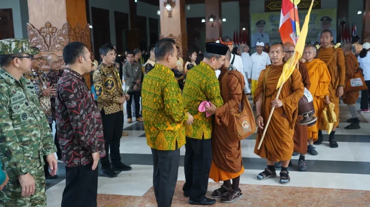 Gaungkan Pesan Perdamaian, Bupati Madiun Berangkatkan Peserta IWFP 2026