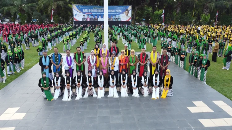 Ribuan Guru dan Pelajar Meriahkan Hardiknas 2026 dengan Tari Lenggang Mageti
