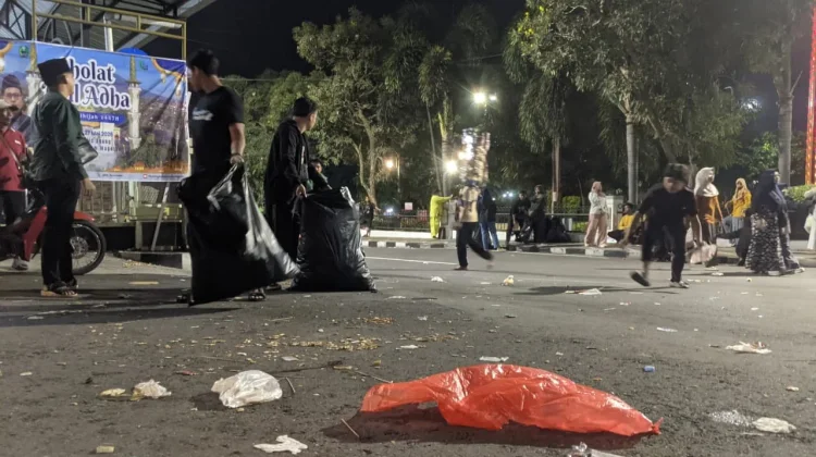 Di Balik Kemeriahan Takbir Berlampion Magetan: Gerakan Senyap Relawan Kebersihan