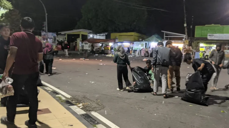 Di Balik Kemeriahan Takbir Berlampion Magetan: Gerakan Senyap Relawan Kebersihan
