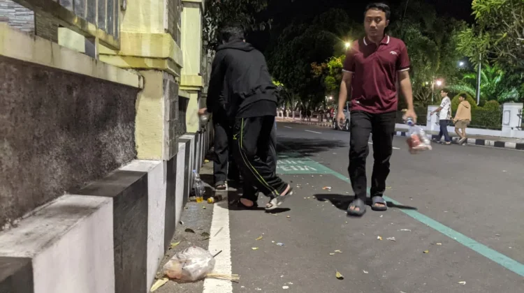 Di Balik Kemeriahan Takbir Berlampion Magetan: Gerakan Senyap Relawan Kebersihan