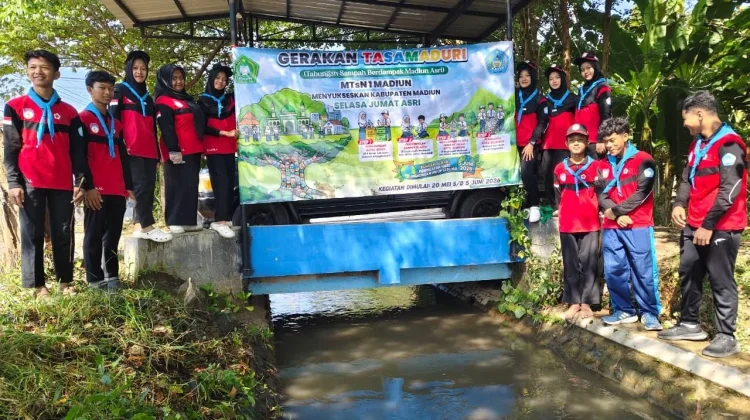 Aksi Nyata MTsN 1 Madiun Kelola Sampah Plastik