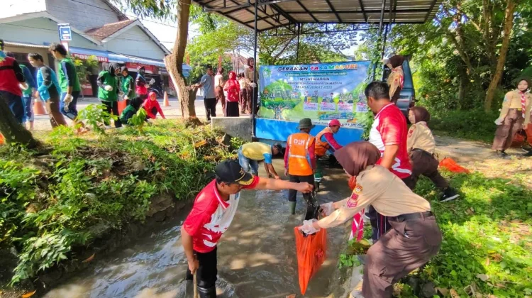 Aksi Nyata MTsN 1 Madiun Kelola Sampah Plastik