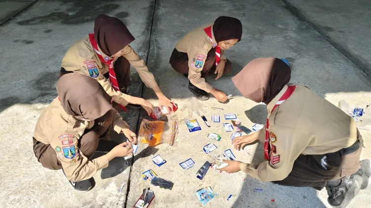 Aksi Nyata MTsN 1 Madiun Kelola Sampah Plastik