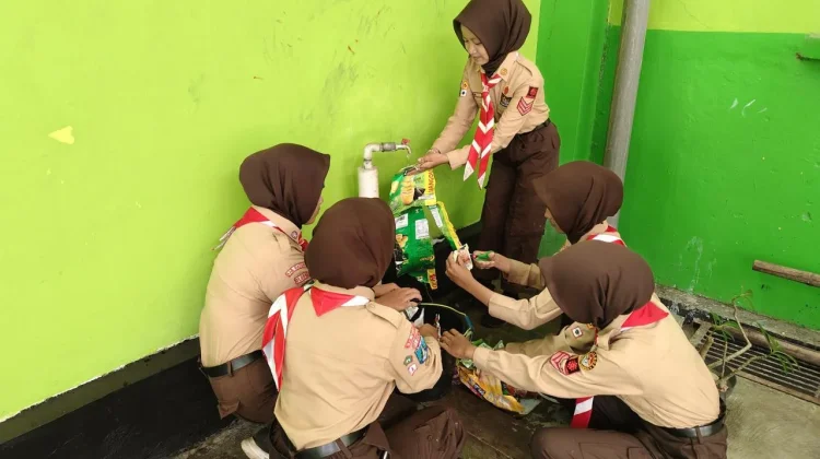 Aksi Nyata MTsN 1 Madiun Kelola Sampah Plastik