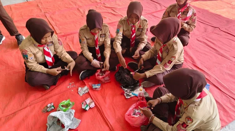 Aksi Nyata MTsN 1 Madiun Kelola Sampah Plastik