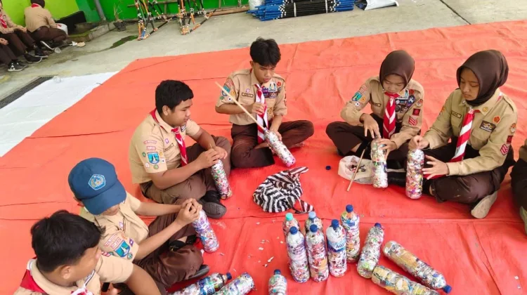 Aksi Nyata MTsN 1 Madiun Kelola Sampah Plastik