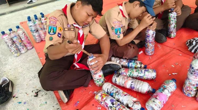 Aksi Nyata MTsN 1 Madiun Kelola Sampah Plastik