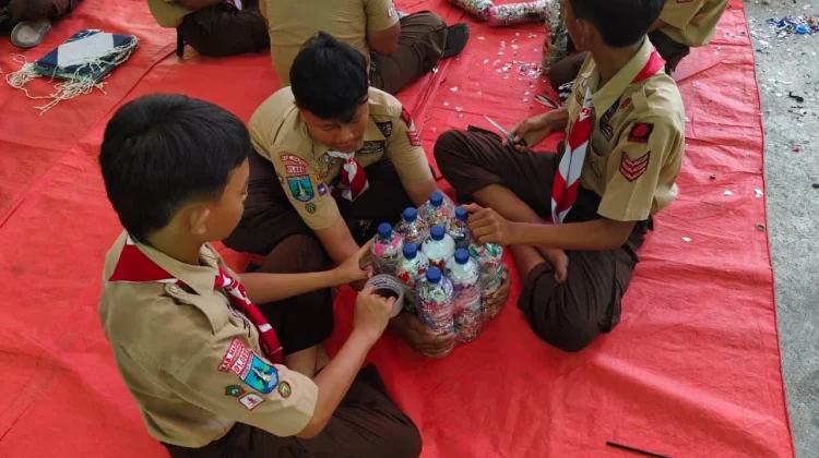 Aksi Nyata MTsN 1 Madiun Kelola Sampah Plastik