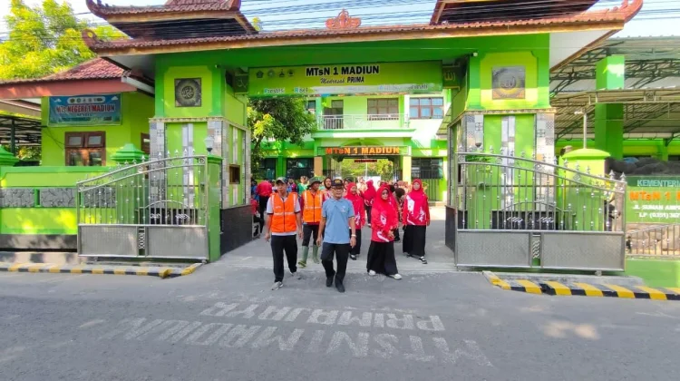 Aksi Nyata MTsN 1 Madiun Kelola Sampah Plastik