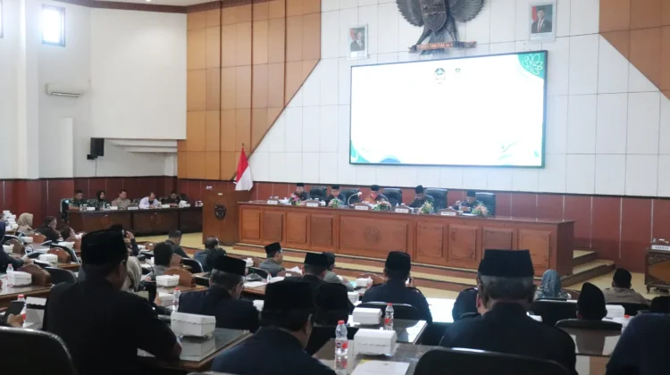 Rapat Paripurna DPRD, Bupati Madiun Sampaikan Nota Keuangan LPJ Tahun 2025