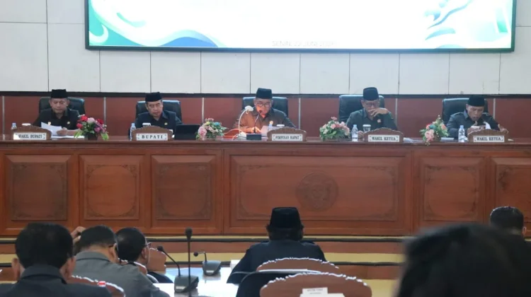Rapat Paripurna DPRD, Bupati Madiun Sampaikan Nota Keuangan LPJ Tahun 2025