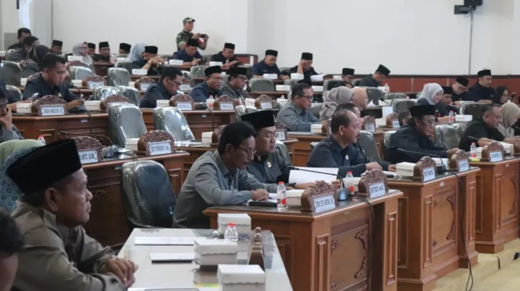 Rapat Paripurna DPRD, Bupati Madiun Sampaikan Nota Keuangan LPJ Tahun 2025