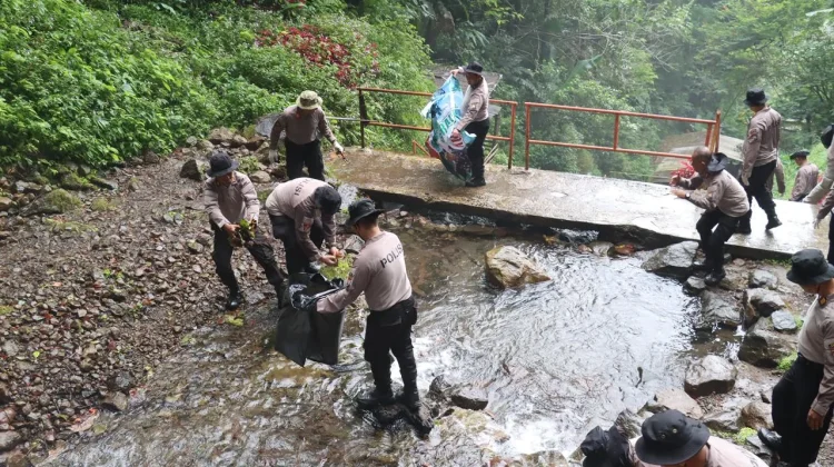 Jelang Hari Bhayangkara, Polres Magetan Bersihkan Kawasan Air Terjun Tirtosari