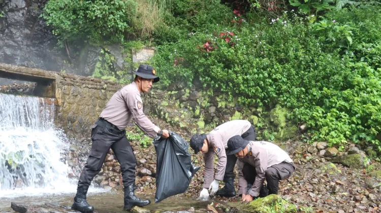Polres Magetan Bersihkan Jalur Air Terjun Tirtosari dari Sampah Plastik