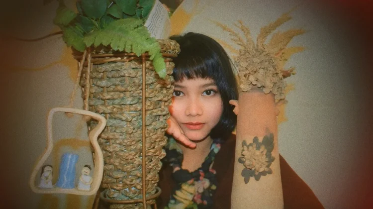 Ratih Putria Mengajakmu “Melangkahlah Perlahan” dalam Rilisan Barunya