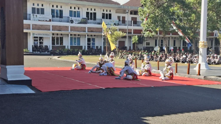 Tari Kethek Ogleng Semarakkan Peringatan HUT Bhayangkara ke-80 di Pacitan