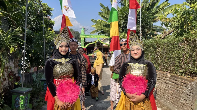 2 Gunungan Hasil Bumi untuk Acara Bersih Desa Kelurahan Banjarejo Kota Madiun