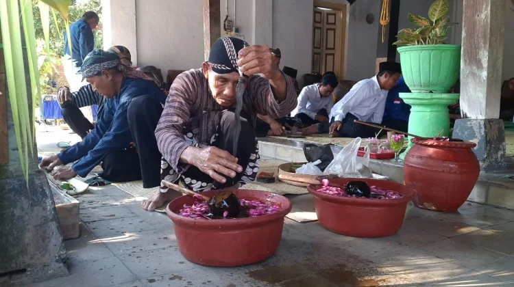 25 Pusaka Dijamas dalam Tradisi Jamasan Desa Sewulan