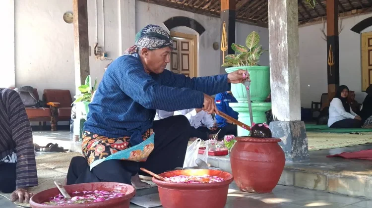 25 Pusaka Dijamas dalam Tradisi Jamasan Desa Sewulan