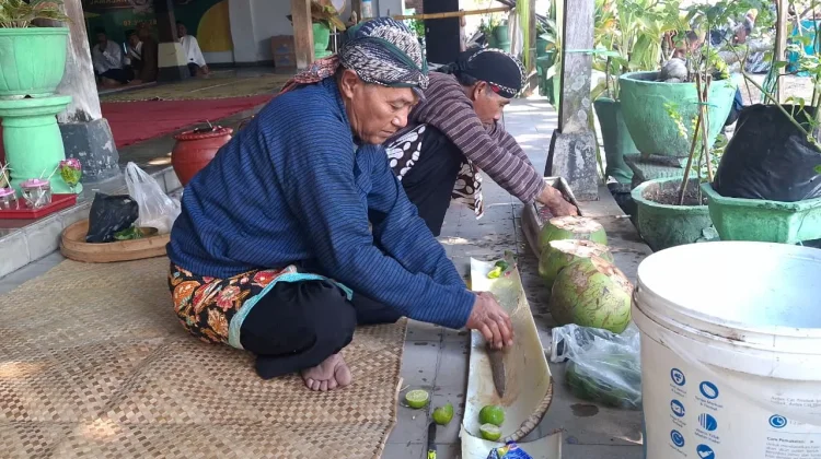 25 Pusaka Dijamas dalam Tradisi Jamasan Desa Sewulan