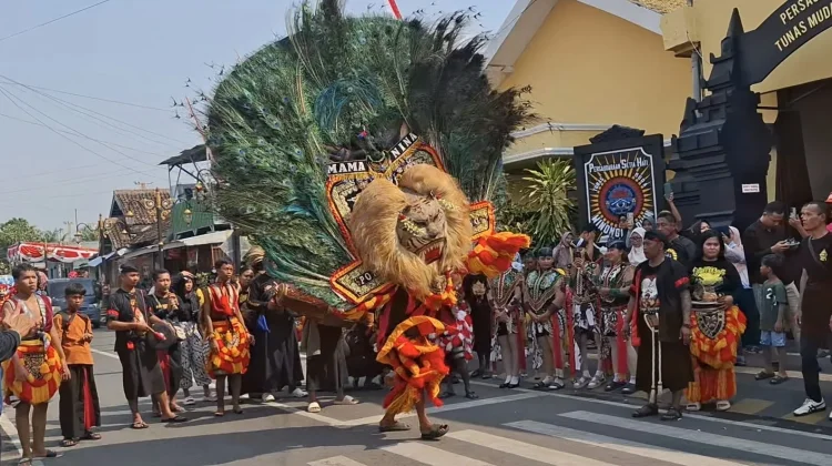 Kesenian Reyog Tampil dalam Kirab Budaya Bersih Desa Kelurahan Winongo