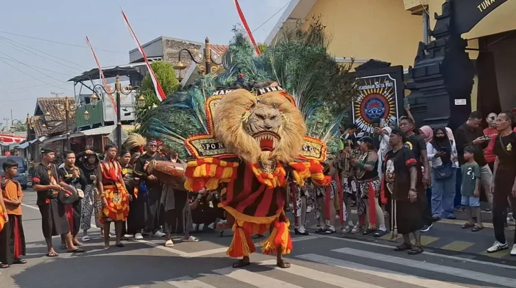 Kesenian Reyog Tampil dalam Kirab Budaya Bersih Desa Kelurahan Winongo