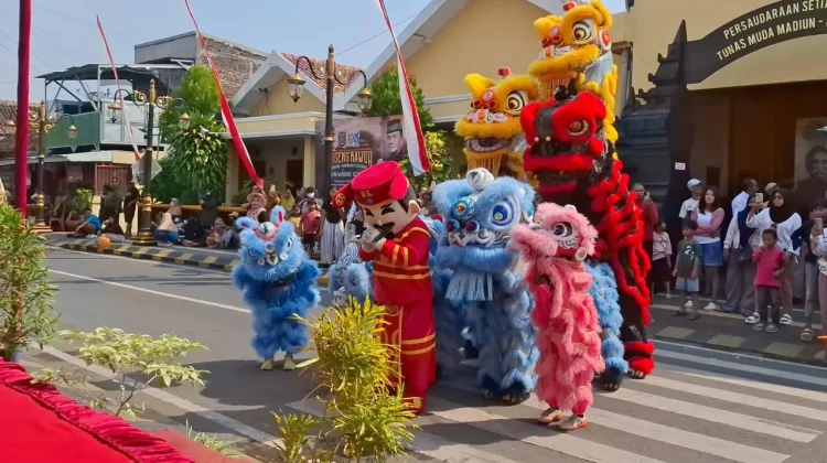 Atraksi Barongsai Semarakkan Kirab Budaya Kelurahan Winongo