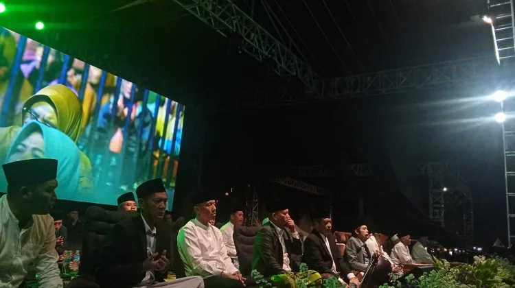 Ribuan Jamaah Bersholawat Bersama Gus Iqdam