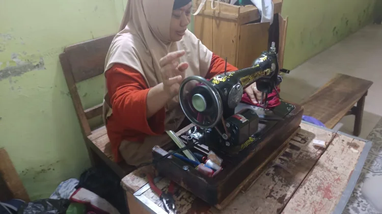 Tahan Tarif Ringankan Orang Tua Siswa, Penjahit Magetan Rela Kurangi Keuntungan