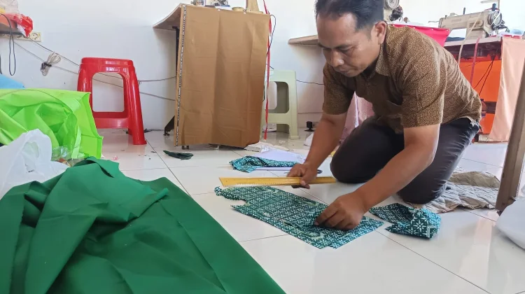 Tahan Tarif Ringankan Orang Tua Siswa, Penjahit Magetan Rela Kurangi Keuntungan