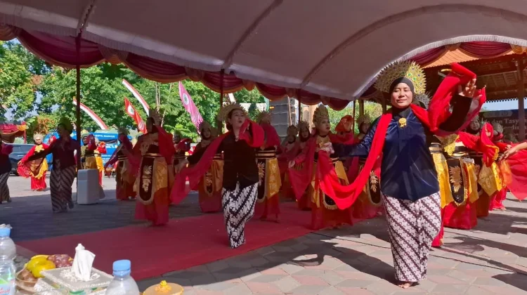 Warna-Warni Kegiatan Bersih Desa di Kelurahan Manguharjo