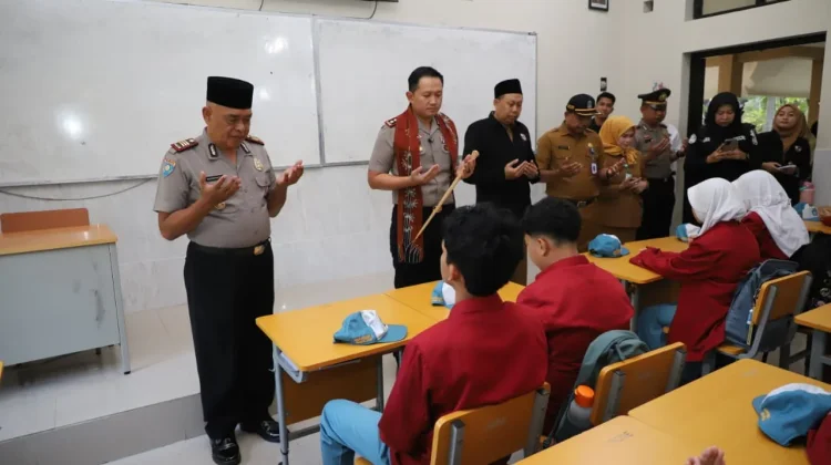 Doakan Pelajar Magetan Korban Kecelakaan, Kapolres Harap Siswa Tak Bawa Motor
