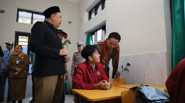 Doakan Pelajar Magetan Korban Kecelakaan, Kapolres Harap Siswa Tak Bawa Motor