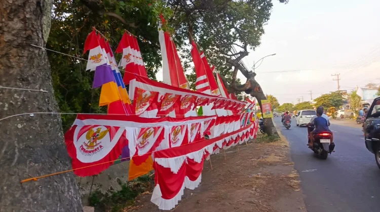 In This Economy, Penjual Bendera Agustusan di Magetan Keluhkan Sepi Pembeli