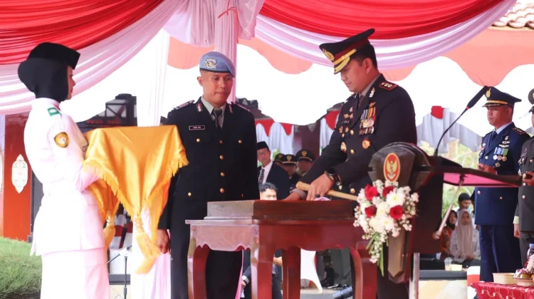 Kapolres Pimpin Upacara Penurunan Bendera HUT ke-81 RI di Magetan