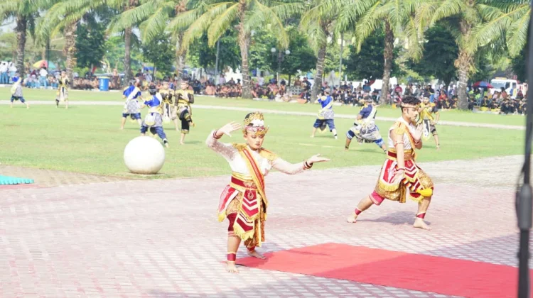 SEMARAK!! Tarian Kolosal Pencak Silat, Atraksi Marching Band dan Aubade Tampil Apik