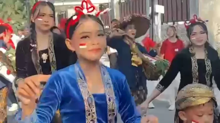 MERIAH! Ratusan Warga RT 8 Ikuti Jalan Santai dan Mini Carnival Peringatan HUT RI