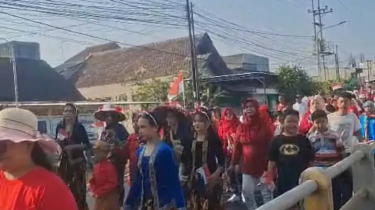 MERIAH! Ratusan Warga RT 8 Ikuti Jalan Santai dan Mini Carnival Peringatan HUT RI