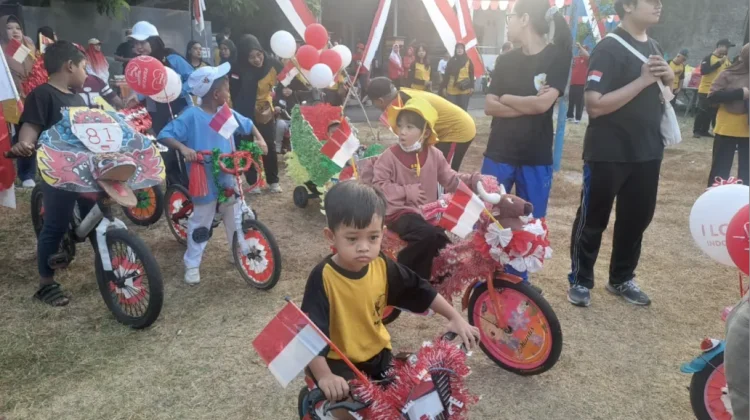 Semarak Peringatan HUT Ke-81 Kemerdekaan RI Lomba Sepeda Hias dan Jalan Santai