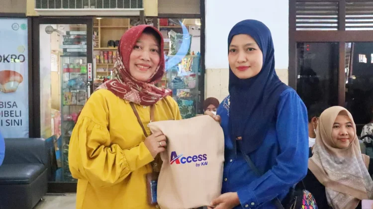Senyum Pelanggan, Senyumku Juga, PT KAI Daop 7 Madiun Gelar Sapa Pelanggan