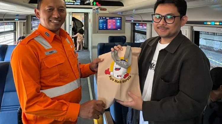 Senyum Pelanggan, Senyumku Juga, PT KAI Daop 7 Madiun Gelar Sapa Pelanggan
