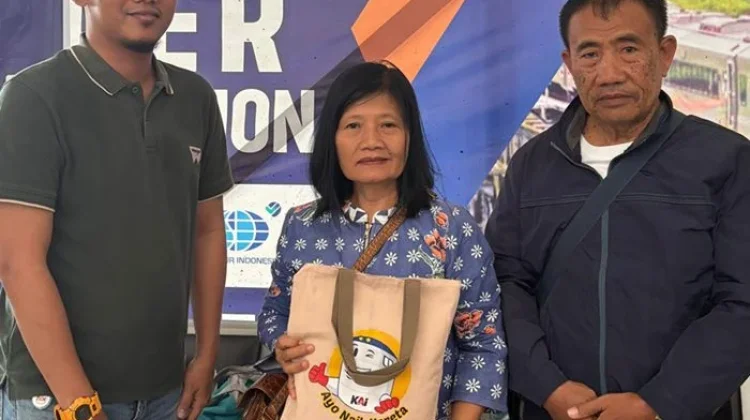 Senyum Pelanggan, Senyumku Juga, PT KAI Daop 7 Madiun Gelar Sapa Pelanggan