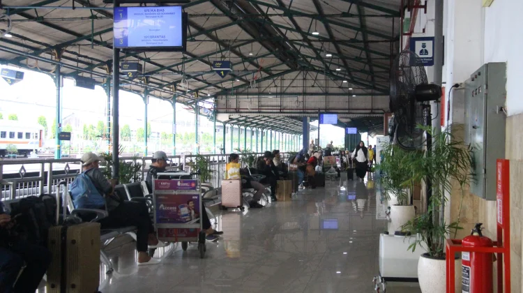 Senyum Pelanggan, Senyumku Juga, PT KAI Daop 7 Madiun Gelar Sapa Pelanggan