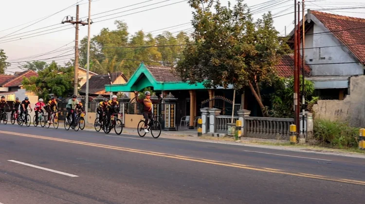 Luar Biasa, Usia 62 Bupati Madiun Tetap Gowes ke Kantor
