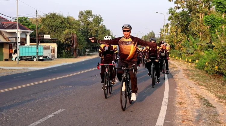Luar Biasa, Usia 62 Bupati Madiun Tetap Gowes ke Kantor