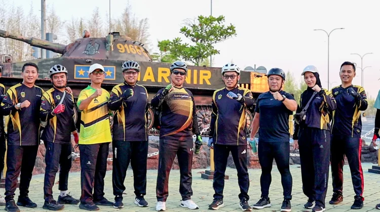 Luar Biasa, Usia 62 Bupati Madiun Tetap Gowes ke Kantor