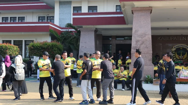 Luar Biasa, Usia 62 Bupati Madiun Tetap Gowes ke Kantor