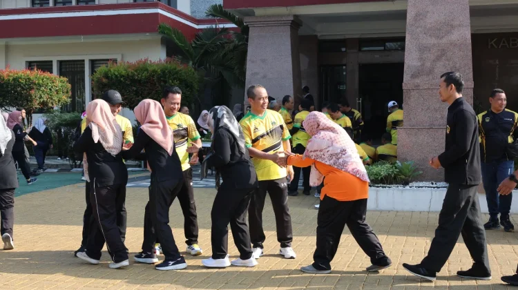 Luar Biasa, Usia 62 Bupati Madiun Tetap Gowes ke Kantor