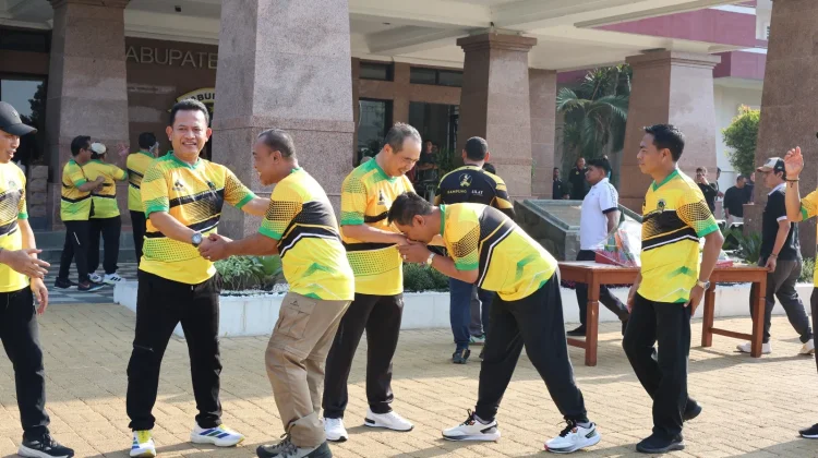 Luar Biasa, Usia 62 Bupati Madiun Tetap Gowes ke Kantor